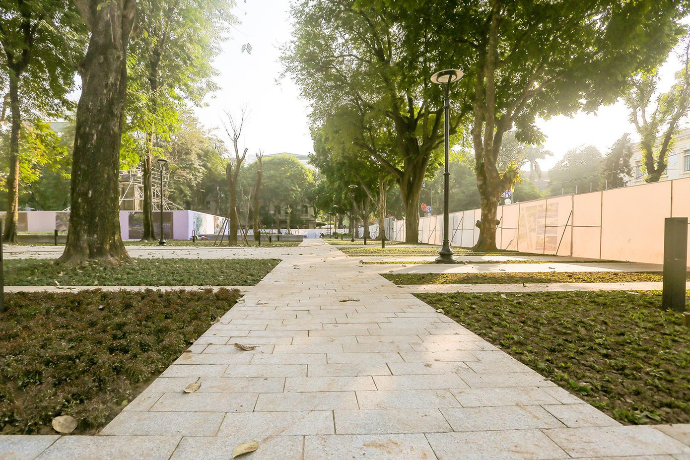 Dự án cải tạo vườn hoa Diên Hồng nằm trong “Dự án quy hoạch không gian công cộng và thử nghiệm quản lý không gian xanh theo hướng sinh thái tại quận Hoàn Kiếm” thuộc Chương trình hợp tác giữa UBND thành phố Hà Nội và Hội đồng vùng ILE-DE-FRANCE giai đoạn 2018-2021.