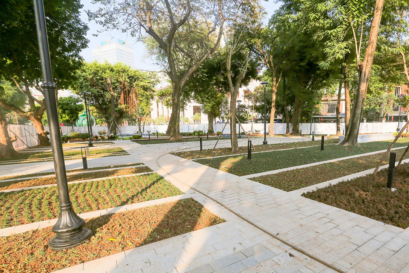 Với dự án cải tạo Vườn hoa Diên Hồng, quận Hoàn Kiếm mong muốn tiếp tục phát huy được giá trị di sản nhưng vẫn đáp ứng được những nhu cầu hiện tại của người dân Hà Nội về không gian công cộng văn minh, hài hoà, chất lượng cao. Ảnh: Duy Phạm