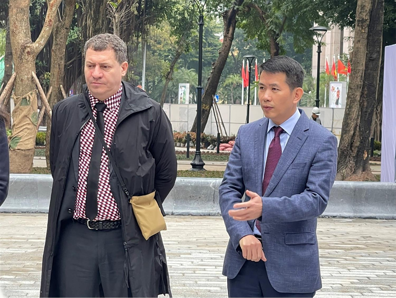 Ông Olivier Souquet, Giám đốc công ty tư vấn De-So Asia (đơn vị thiết kế ý tưởng) trao đổi về ý tưởng thiết kế vườn hoa với Chủ tịch UBND quận Hoàn Kiếm Phạm Tuấn Long. Tại buổi tiếp đoàn, ông Phạm Tuấn Long, Chủ tịch UBND quận Hoàn Kiếm một lần nữa khẳng định đây là dự án kiểu mẫu, một mô hình kiểu mẫu với lối thiết kế mang tính đương đại, đảm bảo gìn giữ và phát huy được các giá trị di sản nhưng vẫn đáp ứng được những nhu cầu hiện tại của người dân Hà Nội. Vì vậy, với cách tiếp cận dự án này sẽ được quận Hoàn Kiếm nghiên cứu áp dụng rộng rãi trong các dự án cải tạo, chỉnh trang các vườn hoa công cộng khác trên địa bàn quận. Ảnh: PV