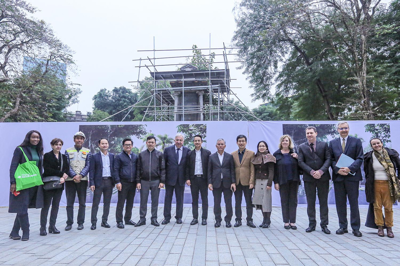 Chủ tịch Thượng viện Cộng hòa Pháp Gérard Larcher chụp ảnh chung với Ban Quản lý dự án đầu tư xây dựng quận Hoàn Kiếm - đơn vị được UBND quận giao thực hiện dự án Cải tạo vườn hoa Diên Hồng. Ảnh: Duy Phạm