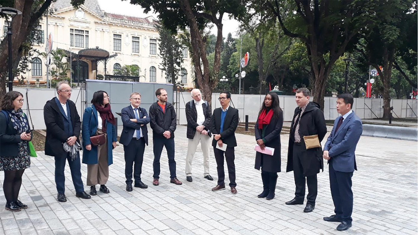 Bà Anne-Louise Mesadieu đánh giá cao dự án cải tạo vườn hoa Diên Hồng và tin tưởng dự án sẽ mang đến cho người dân Hà Nội một không gian công cộng có chất lượng cao hơn và góp phần nâng cao môi trường sống. Ảnh: PV