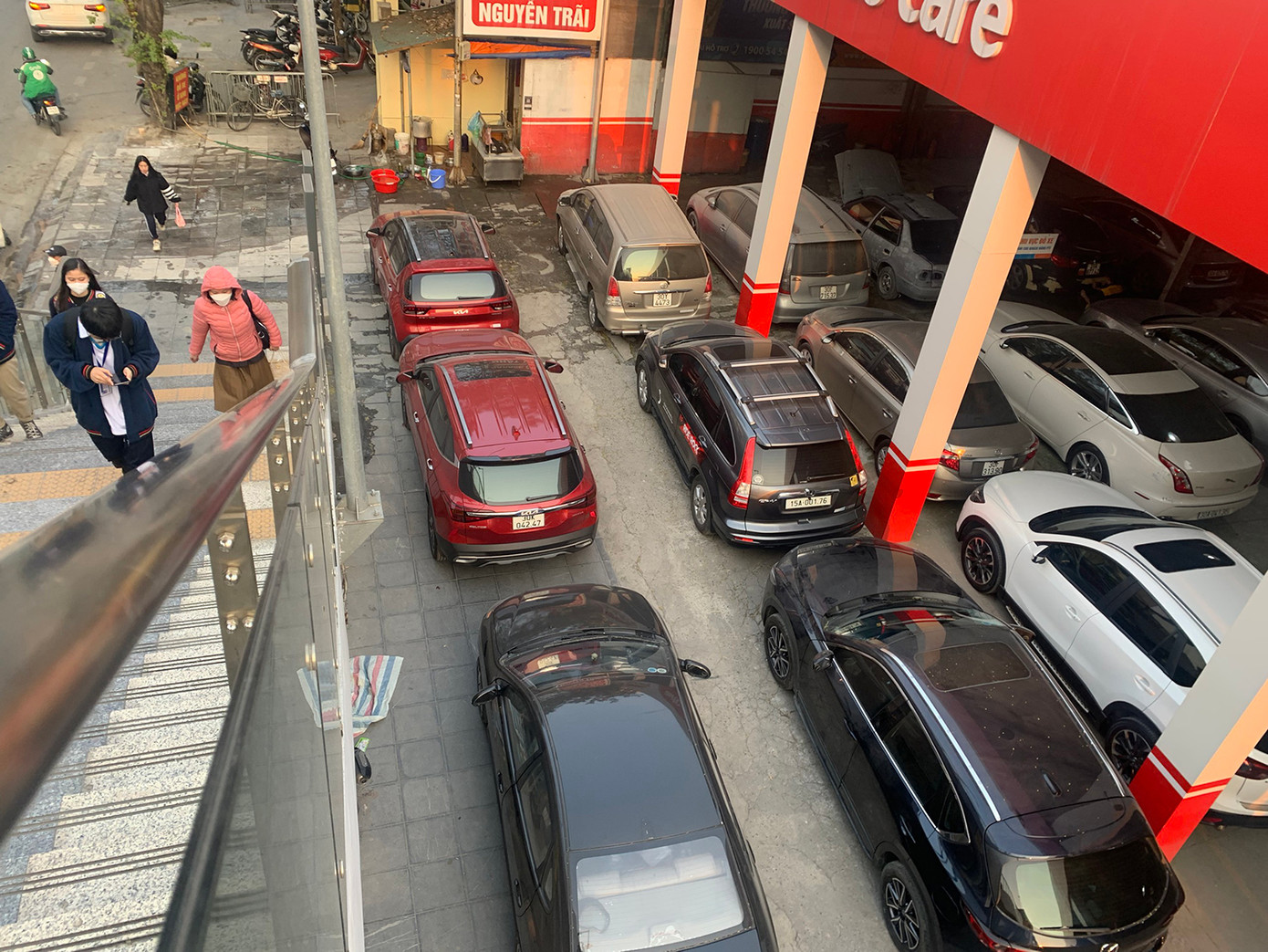 Đáng chú ý, nhiều vị trí vỉa hè tuyến phố Nguyễn Trãi bị chiếm dụng làm nơi đỗ ô tô, ảnh hưởng nghiêm trọng đến kết cấu vỉa hè. Ảnh: Duy Phạm