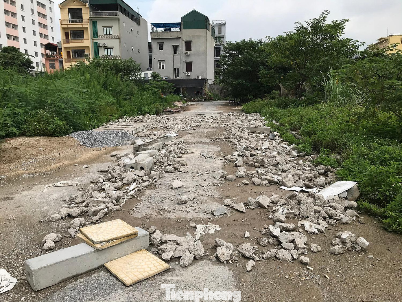 Bên trong khuôn viên khu tái định cư, nhiều nơi vương vãi rác thải. Trong ảnh là một số bục, bệ xi măng bị đập để lấy lõi sắt. Ảnh: Trường Phong Bên trong khuôn viên khu tái định cư, nhiều nơi vương vãi rác thải. Trong ảnh là một số bục, bệ xi măng bị đập để lấy lõi sắt. Ảnh: Trường Phong