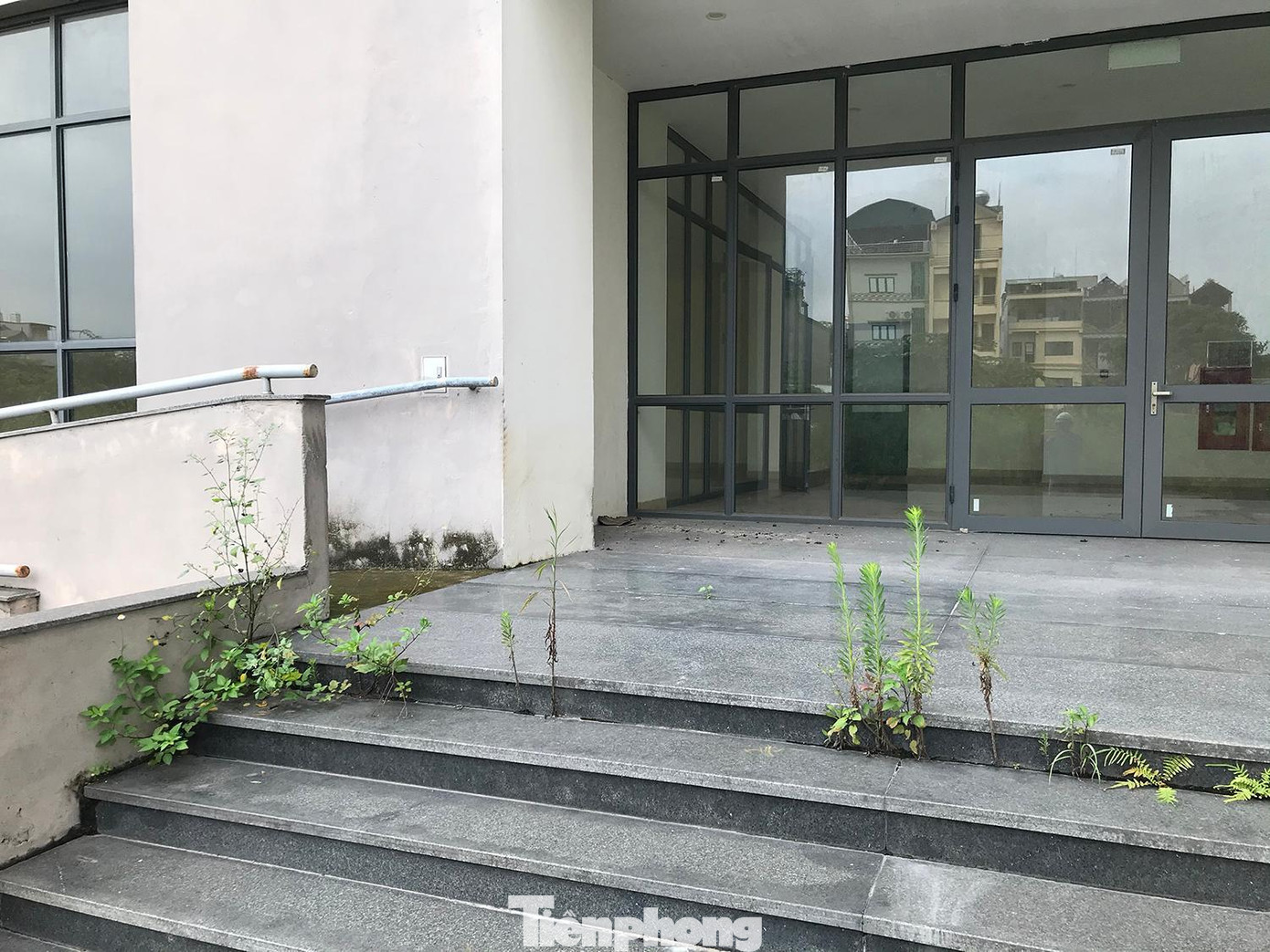 Nhiều hạng mục thuộc nhà chung cư cũng đã hư hỏng, xuống cấp. Ảnh: Trường Phong Nhiều hạng mục thuộc nhà chung cư cũng đã hư hỏng, xuống cấp. Ảnh: Trường Phong