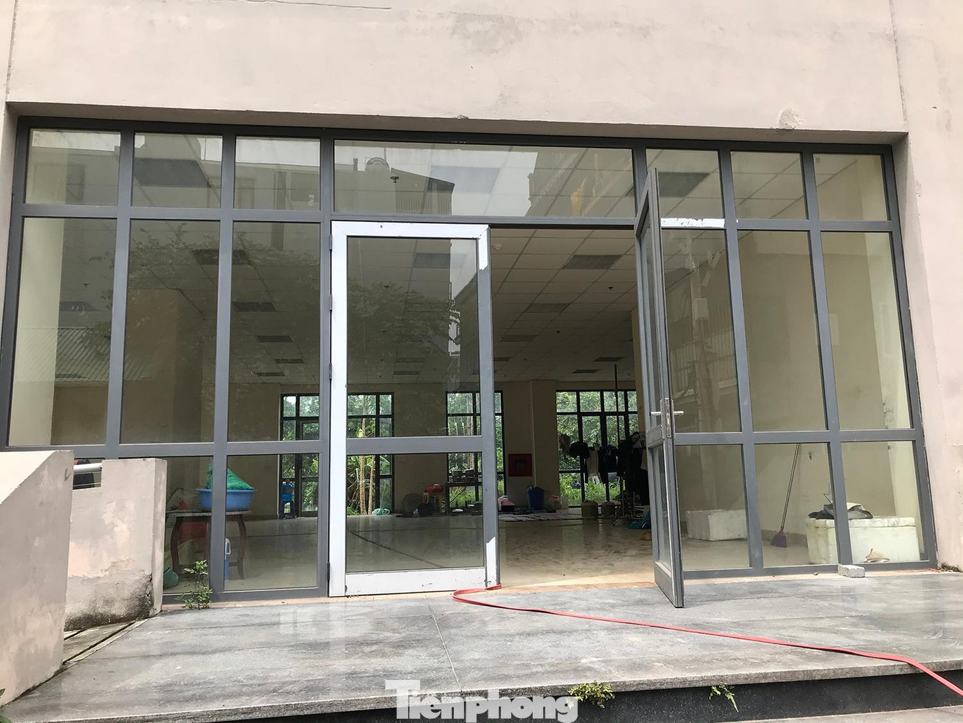 Ở một toà chung cư tái định cư Trần Phú, mặt sàn ngay dưới chân toà nhà hiện được một số công nhân sử dụng làm nơi ăn ở, sinh hoạt. Ảnh: Trường Phong Ở một toà chung cư tái định cư Trần Phú, mặt sàn ngay dưới chân toà nhà hiện được một số công nhân sử dụng làm nơi ăn ở, sinh hoạt. Ảnh: Trường Phong