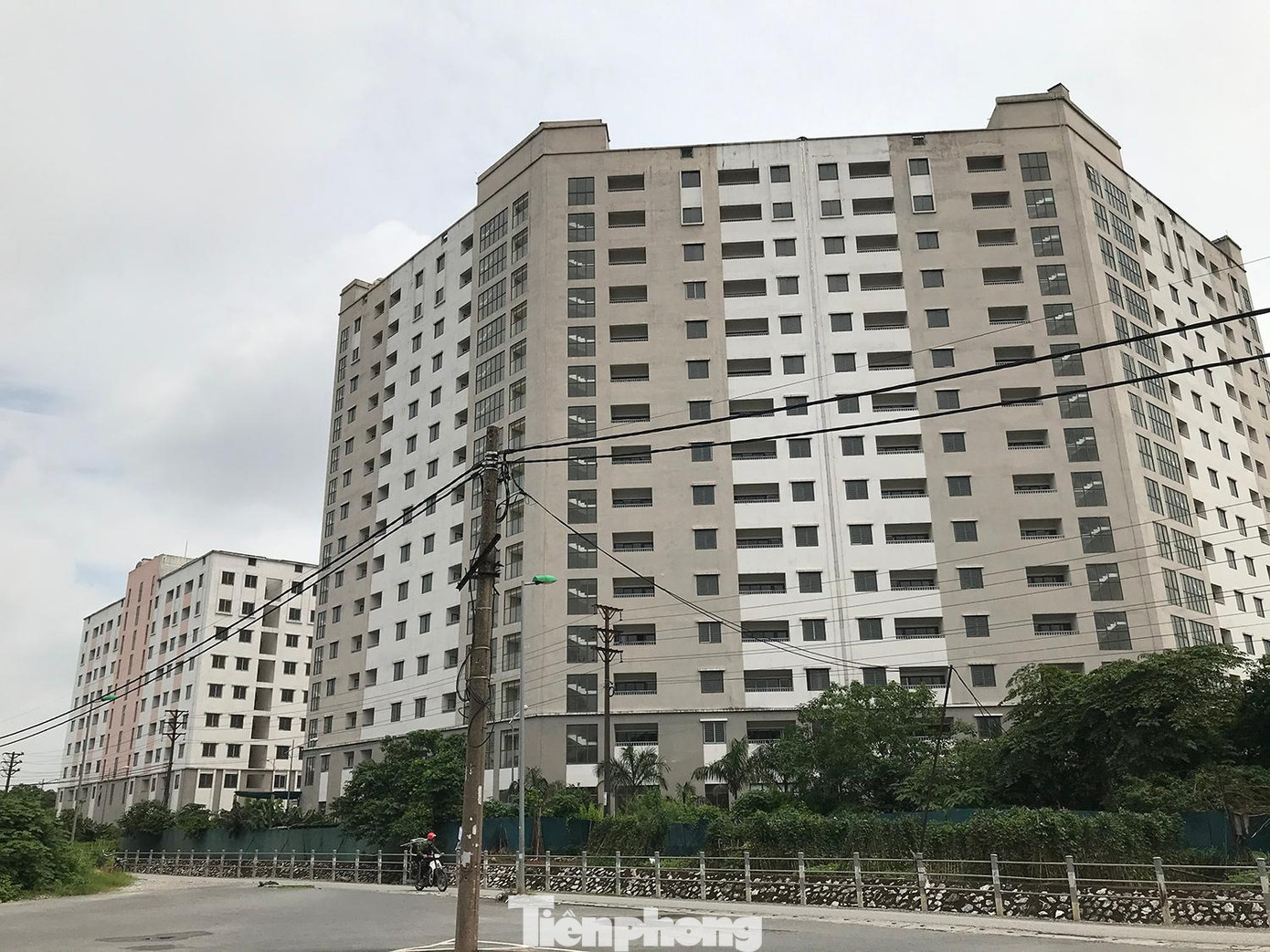 Hai toà nhà cao tầng thuộc khu tái định cư Trần Phú (Hoàng Mai, Hà Nội) nhiều năm nay để không, chưa có người ở. Ảnh: Trường Phong Hai toà nhà cao tầng thuộc khu tái định cư Trần Phú (Hoàng Mai, Hà Nội) nhiều năm nay để không, chưa có người ở. Ảnh: Trường Phong