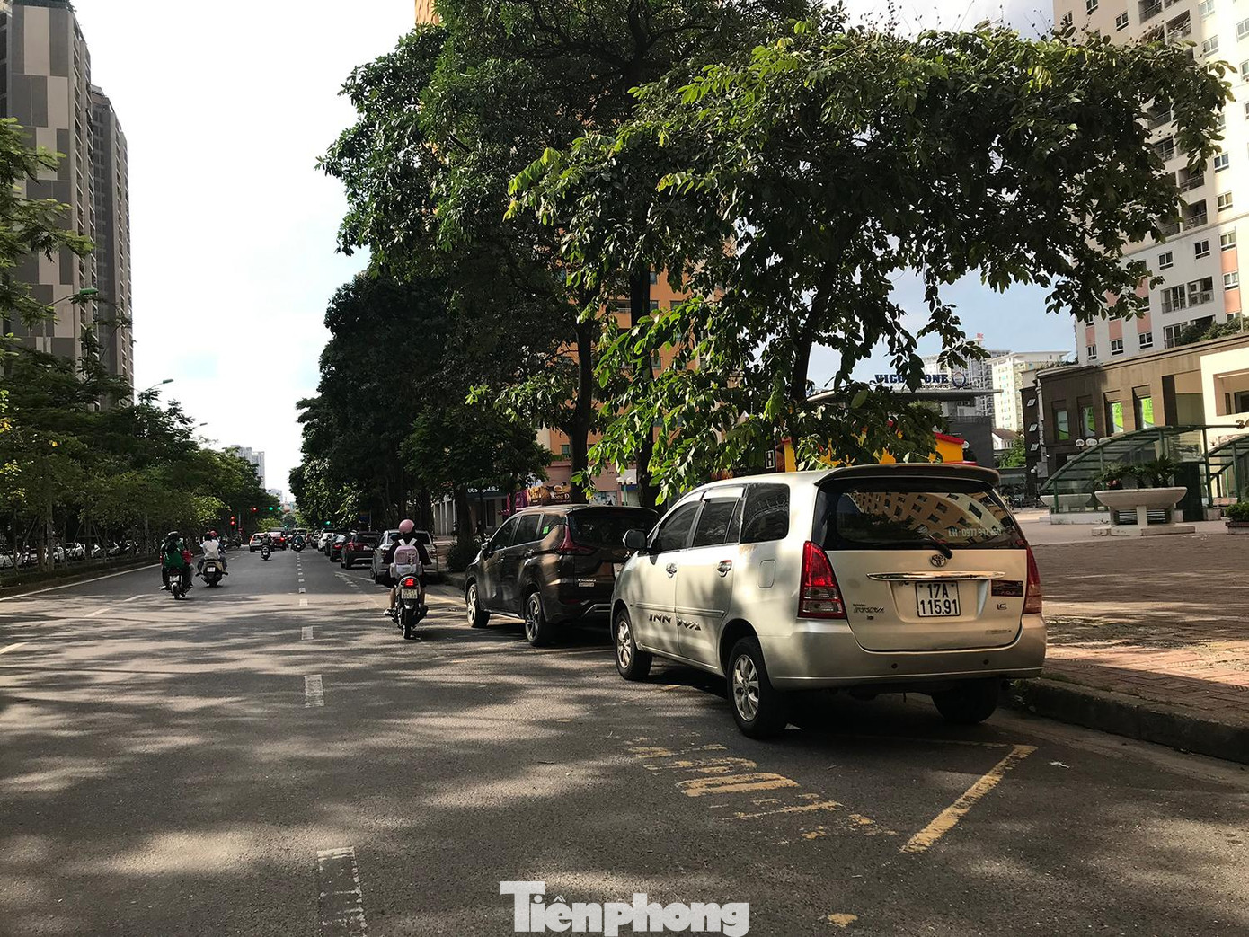 Ô tô dừng đỗ dưới lòng đường phố Hoàng Đạo Thuý.