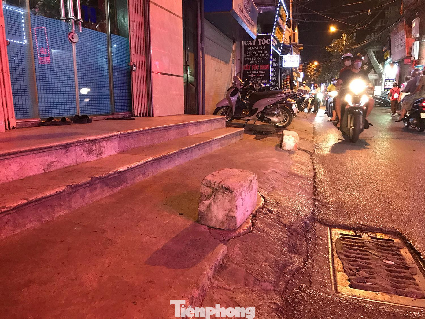 Hai chướng ngại vật được đặt trước vỉa hè căn nhà trên phố Quan Nhân, mục đích để ô tô không dừng, đỗ trước cửa nhà. Ảnh: Trường Phong