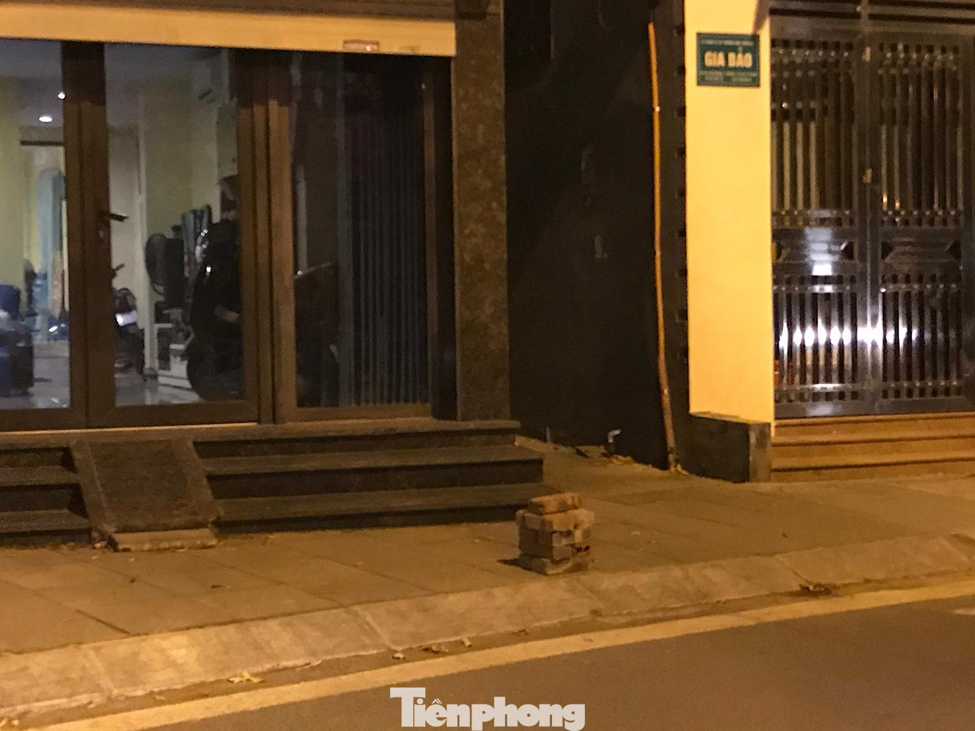 Một gia đình xếp chồng gạch trên vỉa hè trước nhà để ngăn ô tô dừng đỗ. Ảnh: Trường Phong