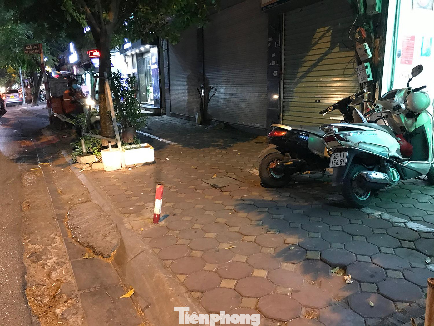 Chiếc cọc sắt cao khoảng 30cm, sơn màu đỏ, trắng được cắm trên vỉa hè phố Trung Kính. Ảnh: Trường Phong