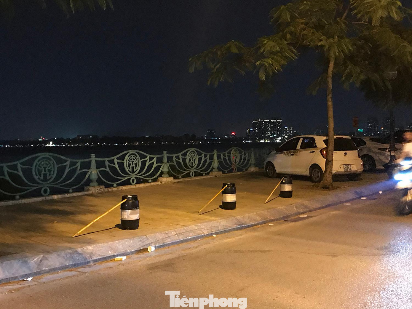 3 chướng ngại vật đặt ở vỉa hè ven hồ Tây. Ảnh: Trường Phong