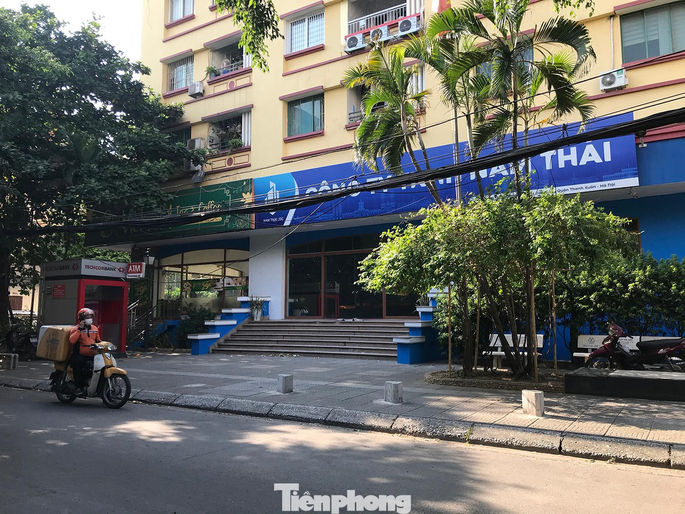 Một toà chung cư ở gần khu Bách hoá Thanh Xuân (Thanh Xuân, Hà Nội) dựng hàng cột bê tông trên vỉa hè. Ảnh: Trường Phong