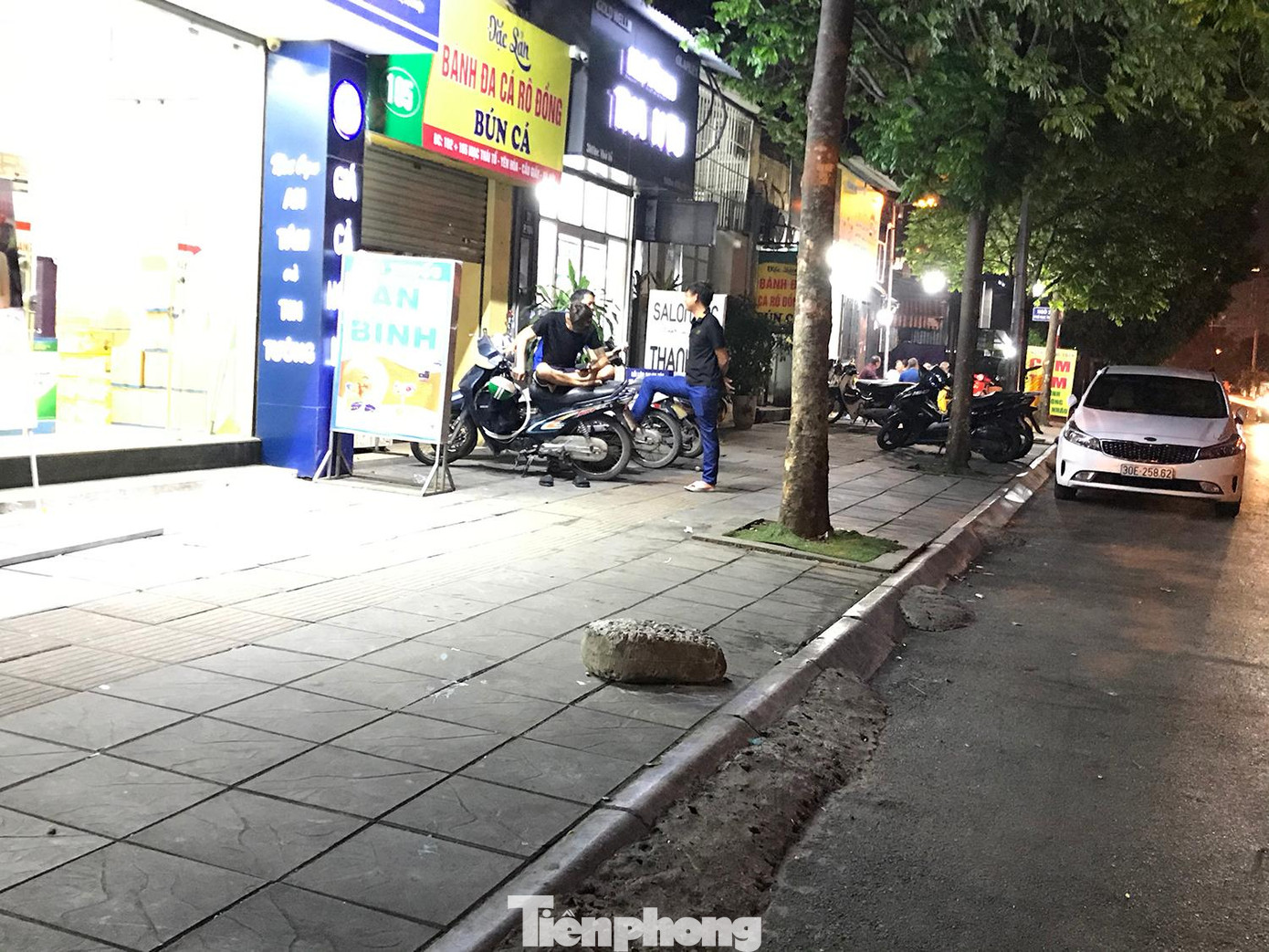 Theo tìm hiểu của phóng viên, hầu hết việc dựng chướng ngại vật trên vỉa hè đều chủ yếu nhằm ngăn cản tình trạng ô tô dừng, đỗ, gây bất tiện cho gia đình sinh sống ở mặt đường. Nhưng cũng có trường hợp đặt chướng ngại vật để chiếm dụng vỉa hè phục vụ cho mục đích cá nhân của người sinh sống gần đó. Ảnh: Trường Phong