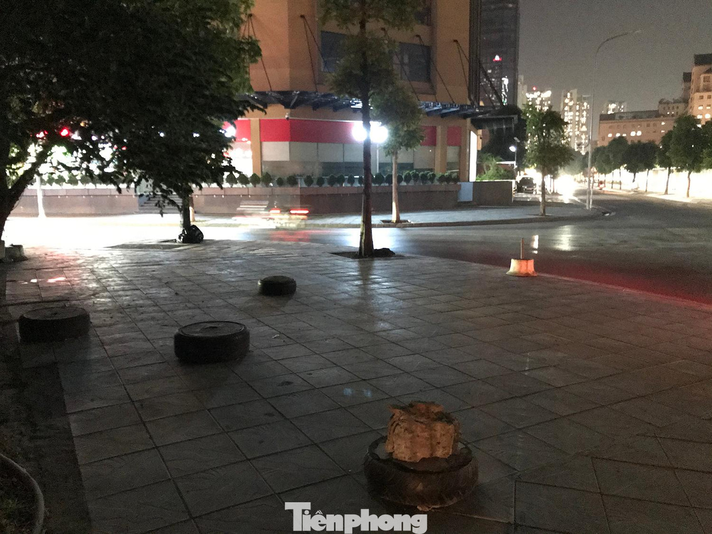 Một đoạn vỉa hè gần Công viên Cầu Giấy dày đặc các chướng ngại vật, dường như để chiếm dụng làm nơi bán hàng. Ảnh: Trường Phong