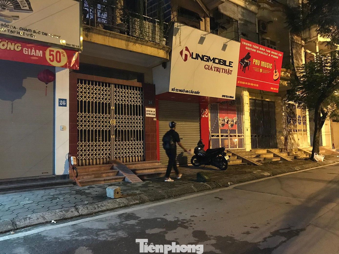 Hai chướng ngại vật đặt trước cửa nhà số 24 ngõ 68 Cầu Giấy. Ảnh: Trường Phong