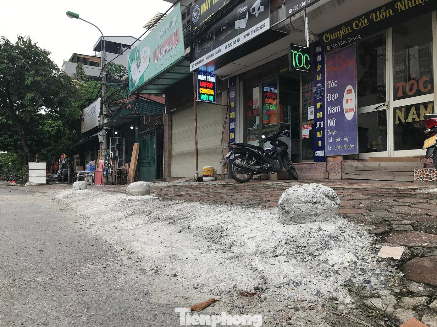 Không chỉ là các chướng ngại vật rời, nhiều nơi ở Hà Nội đã kiên cố hoá các chướng ngại vật trên vỉa hè. Trong ảnh là 3 ụ bê tông trên vỉa hè đường Kim Giang. Ảnh: Trường Phong