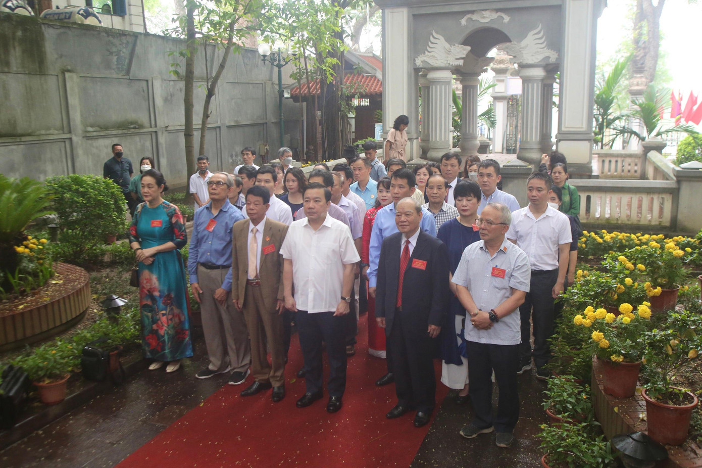 Đại diện lãnh đạo UBND thành phố Hà Nội, quận Hoàn Kiếm, phường Hàng Trống tại lễ dâng hương sáng 15/5. Ảnh: Duy Phạm Đại diện lãnh đạo UBND thành phố Hà Nội, quận Hoàn Kiếm, phường Hàng Trống tại lễ dâng hương sáng 15/5. Ảnh: Duy Phạm