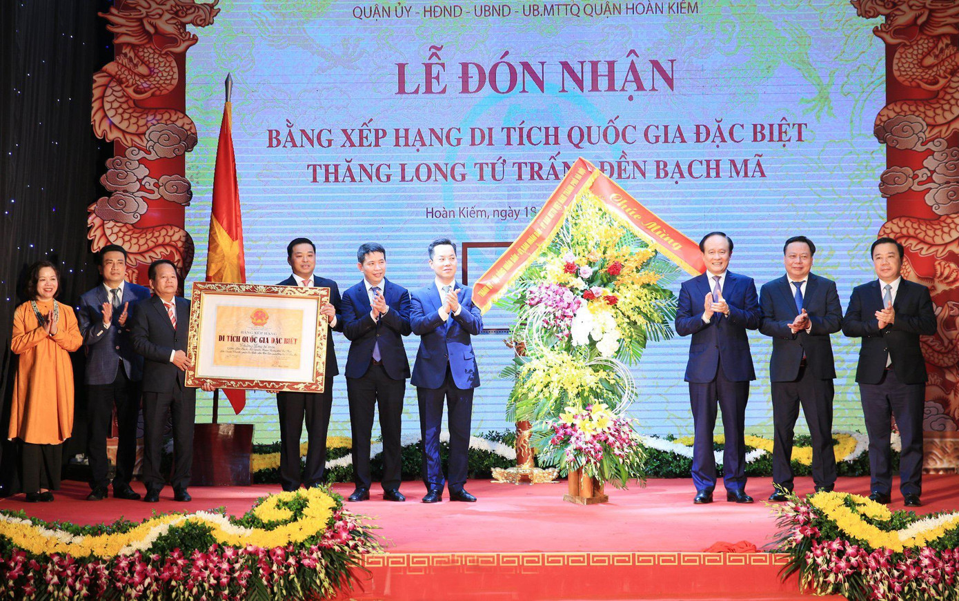 Đại diện lãnh đạo Thành uỷ, HĐND, UBND thành phố và quận Hoàn Kiếm trong lễ đón nhận Bằng xếp hạng di tích quốc gia đặc biệt Thăng Long tứ trấn - Đền Bạch Mã. Ảnh: Duy Phạm