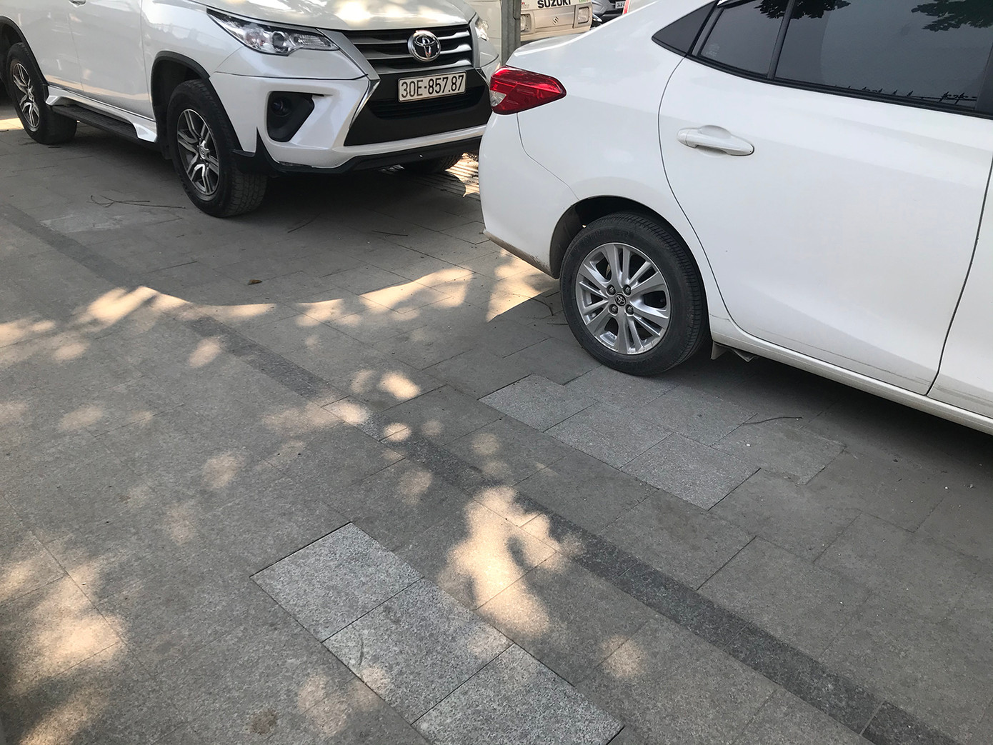 Thậm chí, những vị trí vừa được thi công sửa chữa cũng bị ô tô dừng đỗ. Ảnh: Trường Phong