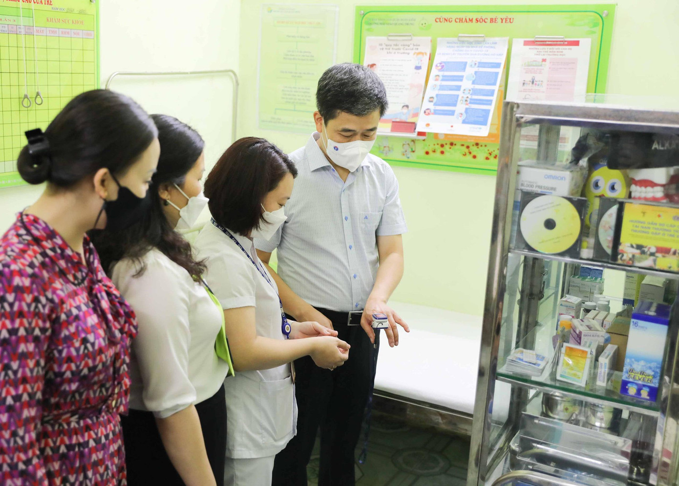 Ông Nguyễn Quốc Hoàn, Phó Chủ tịch UBND quận Hoàn Kiếm kiểm tra công tác phòng, chống dịch COVID-19 trước khi trẻ mầm non trở lại trường học vào ngày 13/4. Ảnh: PV