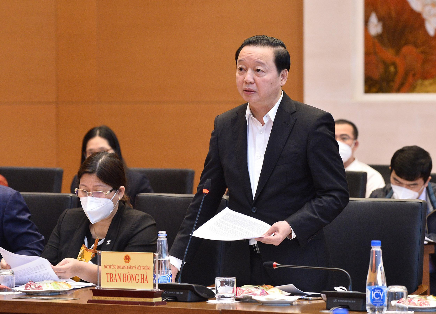 Bộ trưởng Bộ TN&amp;MT Trần Hồng Hà báo cáo làm rõ thêm một số vấn đề tại buổi làm việc. Ảnh: Quochoi.vn