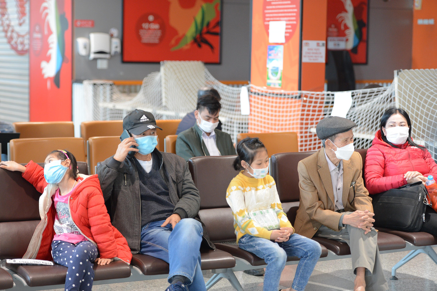 Ngay từ sáng 8/3, nhiều người đã đến Sân bay Nội Bài chờ đón người thân về từ Ukraine. Ảnh: Dương Triều