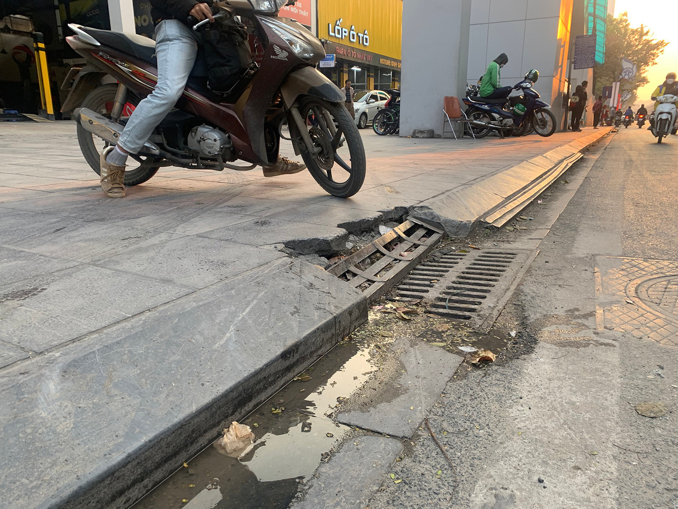 Một số vị trí còn bị xâm phạm, đục đẽo gây hư hỏng, xuống cấp. Ảnh: Duy Phạm