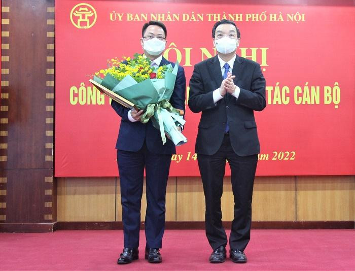Chủ tịch UBND thành phố Hà Nội Chu Ngọc Anh trao quyết định, tặng hoa chúc mừng Tân Phó Giám đốc phụ trách Sở TT&amp;TT Hà Nội Nguyễn Việt Hùng