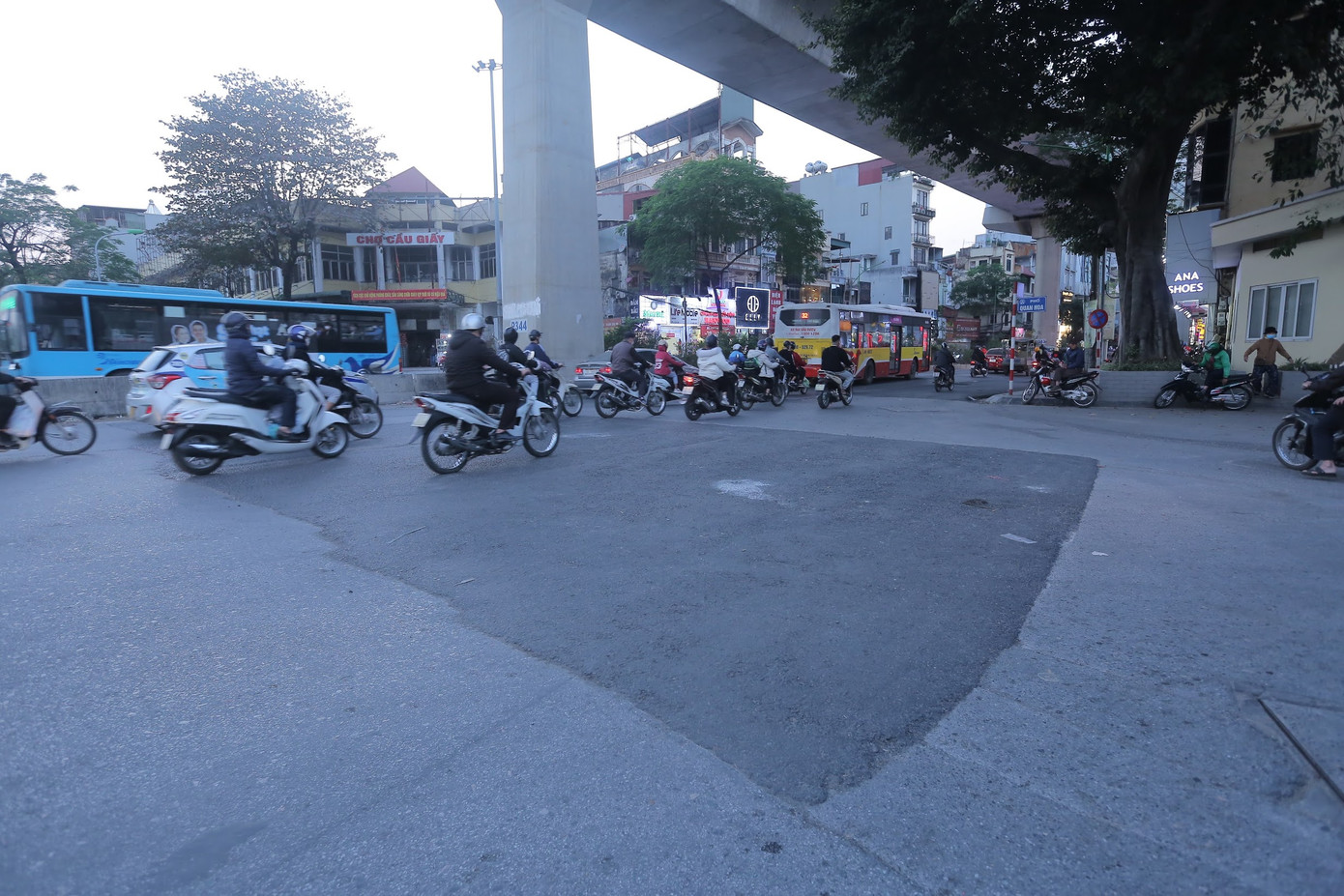 Những ngày cuối năm, ở Hà Nội, nhiều tuyến đường được chỉnh trang, cải tạo, sửa chữa, trong đó có việc thảm lại mặt đường. Ảnh: Duy Phạm