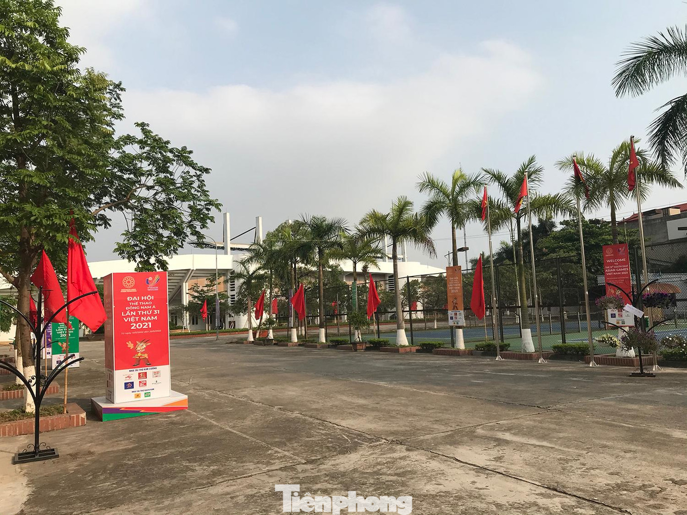 Bên trong khuôn viên Tổ hợp Trung tâm văn hoá - thể thao huyện Đan Phượng (Hà Nội) những ngày cuối tháng 4/2022 trưng nhiều băng rôn, khẩu hiệu chào đón SEA Games 31. Theo thông tin từ một vài nhân viên ở đây, Nhà thi đấu trong nhà thuộc Trung tâm sẽ được tổ chức môn thi Võ thuật SEA Games 31. Thời gian qua, một số hạng mục đã được sửa chữa, tu sửa phục vụ công tác tổ chức SEA Games 31, đặc biệt là Nhà thi đấu trong nhà. Ảnh: Trường Phong