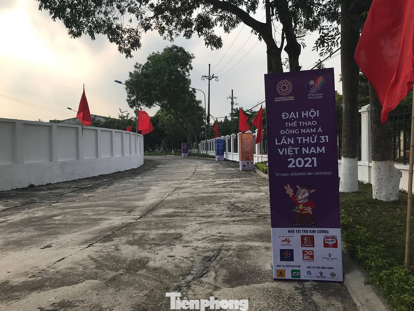 Đường dẫn vào Nhà thi đấu trong nhà đi vòng qua Sân vận động huyện Đan Phượng. Thời gian qua, một số hạng mục đã được sửa chữa, tu tạo để chuẩn bị cho công tác tổ chức SEA Games 31. Ảnh: Trường Phong