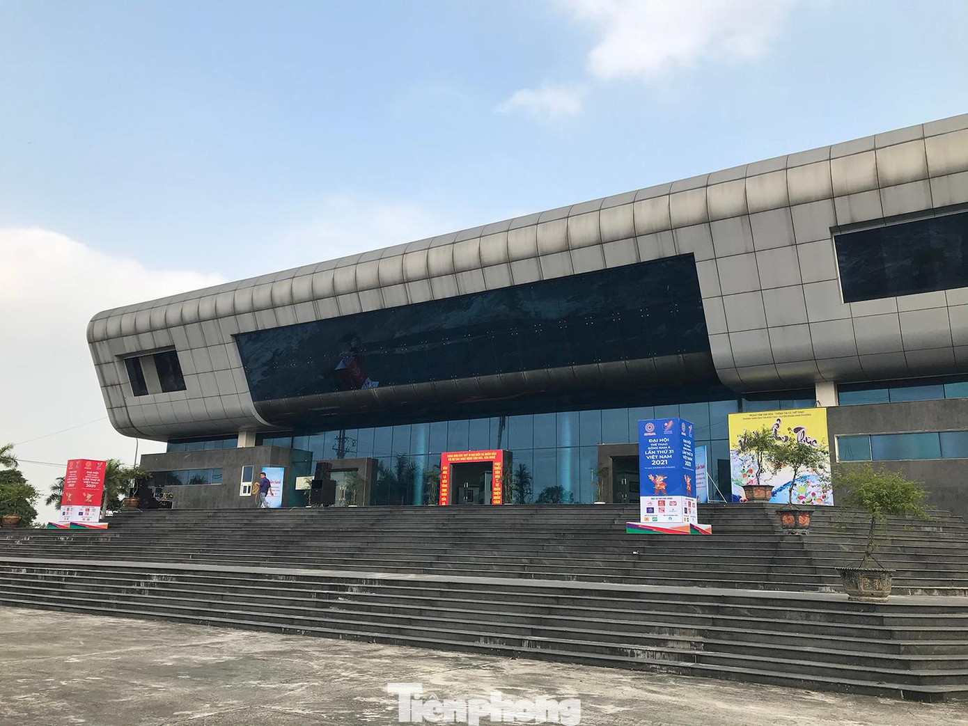 Nằm trong Tổ hợp Trung tâm Văn hoá - Thể thao huyện Đan Phượng, công trình "Nhà hát huyện Đan Phượng" được đầu tư cả trăm tỷ đồng nhiều năm nằm "im lìm" những ngày cuối tháng 4/2022 rục rịch hoạt động trở lại để phục vụ SEA Games 31. Ảnh: Trường Phong