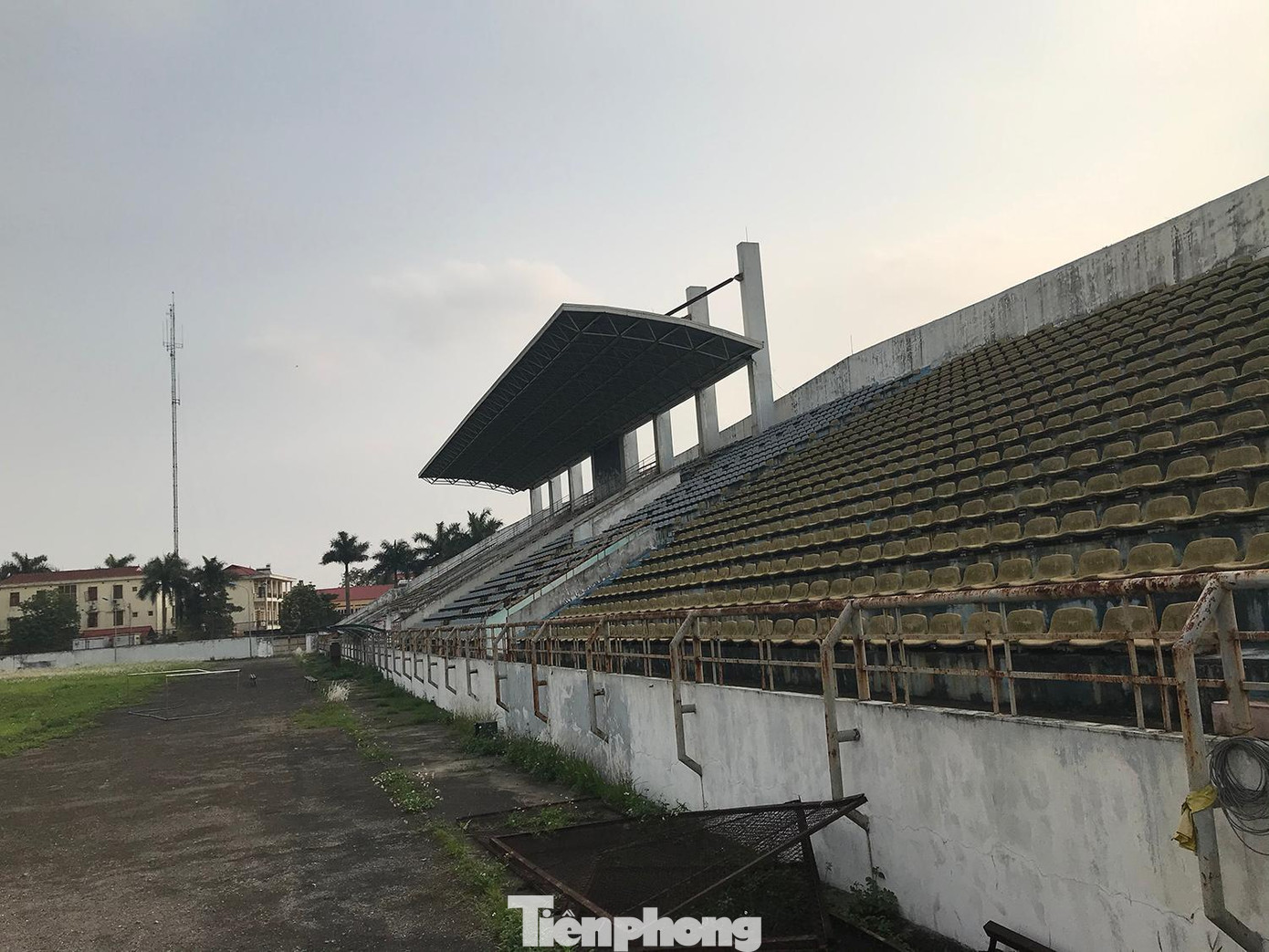 Do chưa được sửa chữa tổng thể, mặt cỏ Sân vận động hiện nay chủ yếu là cỏ dại. Nhiều hàng ghế khán giả cũng phủ lớp rêu mốc, hư hỏng nhiều theo thời gian. Theo lãnh đạo Trung tâm Văn hoá Thể thao huyện Đan Phượng, thời gian tới, nếu dự án sửa chữa tổng thể được thông qua, Sân vận động huyện Đan Phượng sẽ tổ chức nhiều hoạt động, phát huy tối đa năng lực đã được đầu tư, trở thành thiết chế văn hoá, thể thao thiết yếu với đời sống người dân. Ảnh: Trường Phong