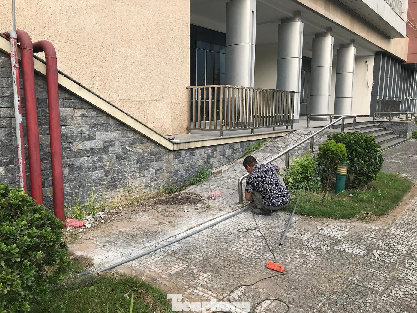 Một số công nhân đi tu sửa khung cảnh quanh "Nhà hát Đan Phượng". Theo một số người làm việc ở đây, "Nhà hát Đan Phượng" sẽ phục vụ các tiết mục văn hoá, văn nghệ trong thời gian diễn ra nội dung thi đấu SEA Games 31 trên địa bàn. Ảnh: Trường Phong