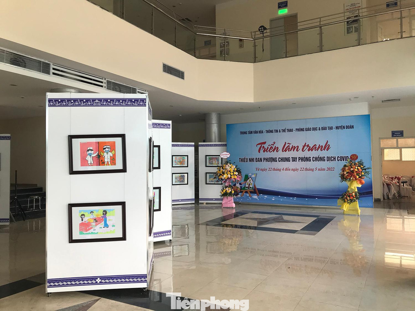 Bên trong sảnh chính của "Nhà hát Đan Phượng" diễn ra triển lãm tranh "Thiếu nhi Đan Phượng chung tay phòng chống dịch COVID-19", thời gian kéo dài đến 22/5. Ảnh: Trường Phong