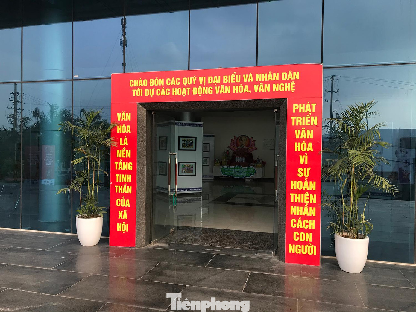 Trái với cảnh đóng cửa im ỉm trước đây, ngay cổng chính, băng rôn đỏ rực chào mừng quan khách đến với các hoạt động văn hoá, văn nghệ. Ảnh: Trường Phong