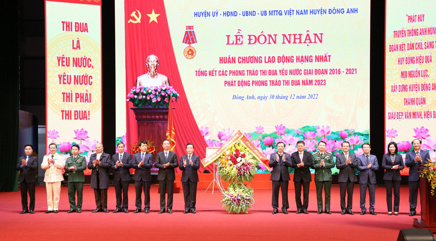 Lãnh đạo thành phố Hà Nội chúc mừng huyện Đông Anh.