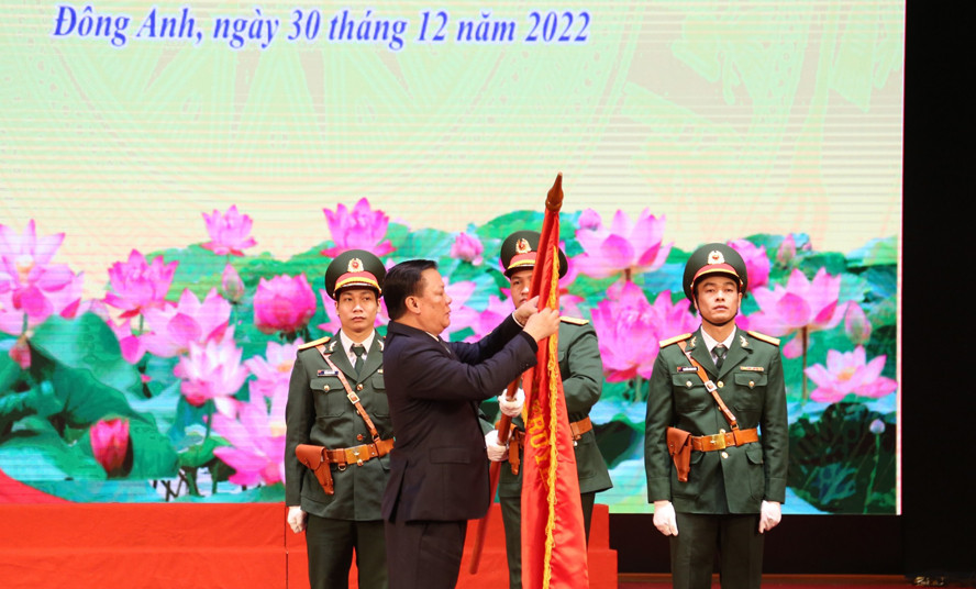 Thừa ủy quyền của Chủ tịch nước, Bí thư Thành ủy Đinh Tiến Dũng trao tặng Huân chương Lao động hạng Nhất và chúc mừng huyện Đông Anh.