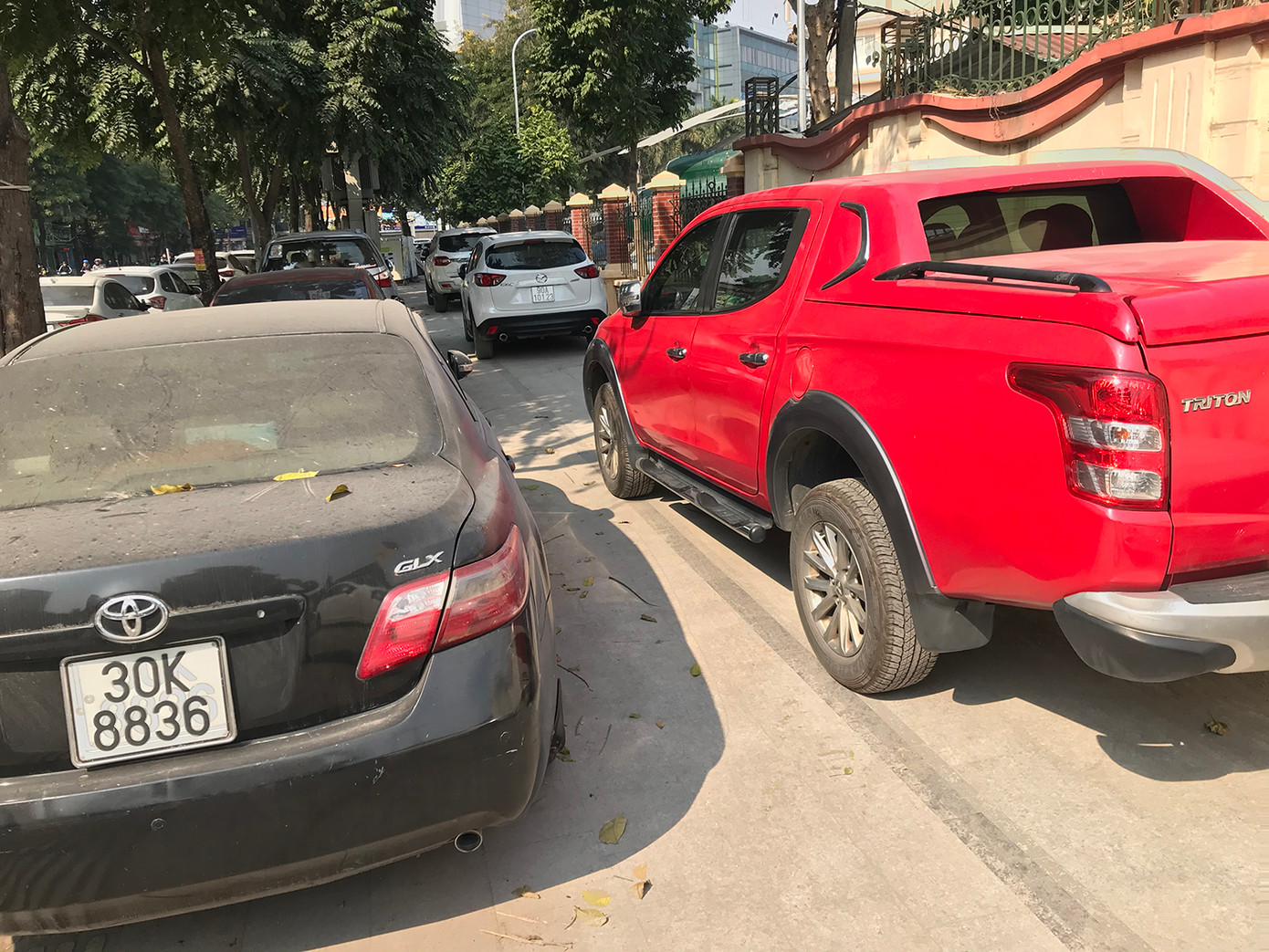 Theo ghi nhận của phóng viên, tình trạng xe ô tô dừng đỗ dưới lòng đường, vỉa hè tuyến phố Lê Trọng Tấn đã tồn tại thời gian dài, nhưng chưa được xử lý triệt để. Ảnh: Trường Phong