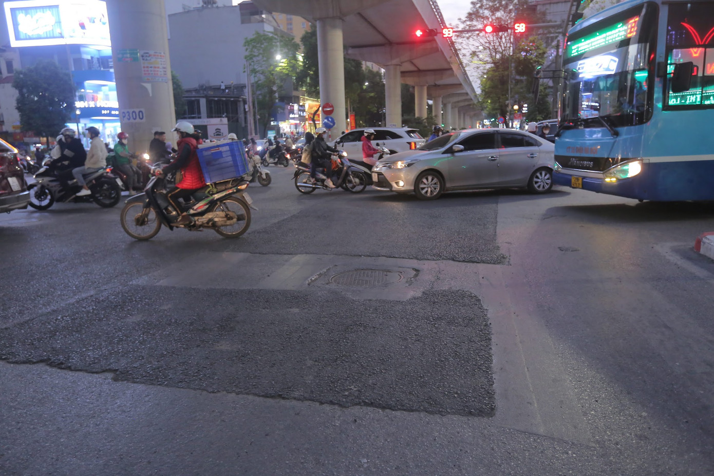 Có thể quan sát rất rõ việc hoàn trả mặt bằng mặt đường đường Cầu Giấy tạo ra nhiều miếng vá. Ảnh: Duy Phạm