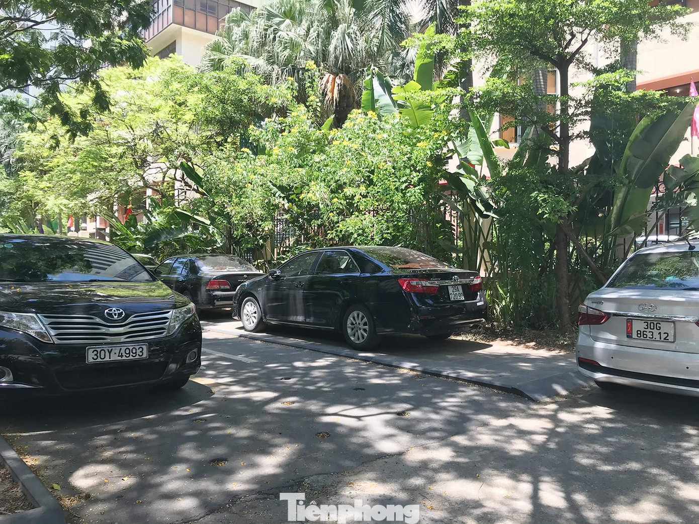 Nhiều vị trí vỉa hè và đường dành cho người đi bộ bị chiếm dùng làm nơi đỗ xe trên tuyến phố Huỳnh Thúc Kháng. Ảnh: Trường Phong