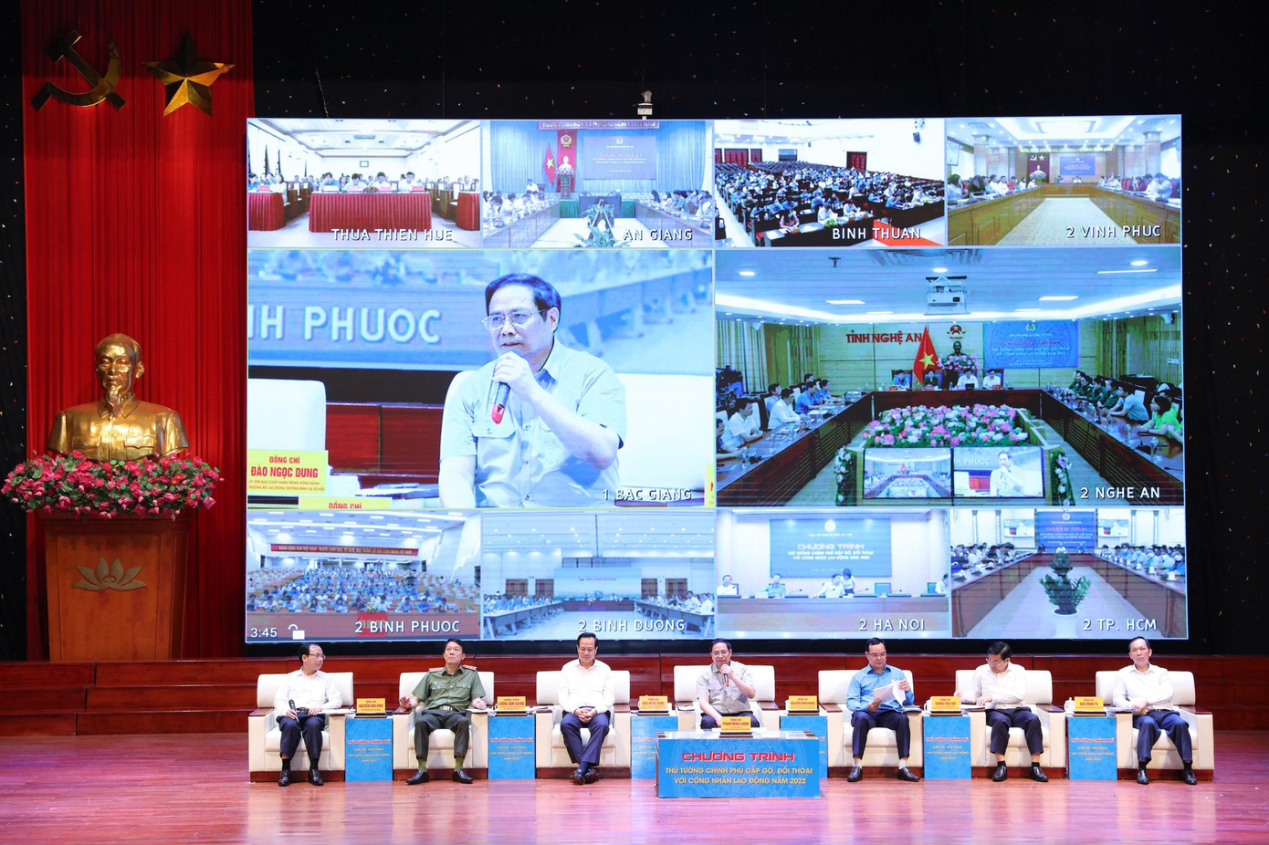 Thủ tướng Chính phủ Phạm Minh Chính trả lời các câu hỏi của công nhân lao động. Ảnh: Như Ý Thủ tướng Chính phủ Phạm Minh Chính trả lời các câu hỏi của công nhân lao động. Ảnh: Như Ý