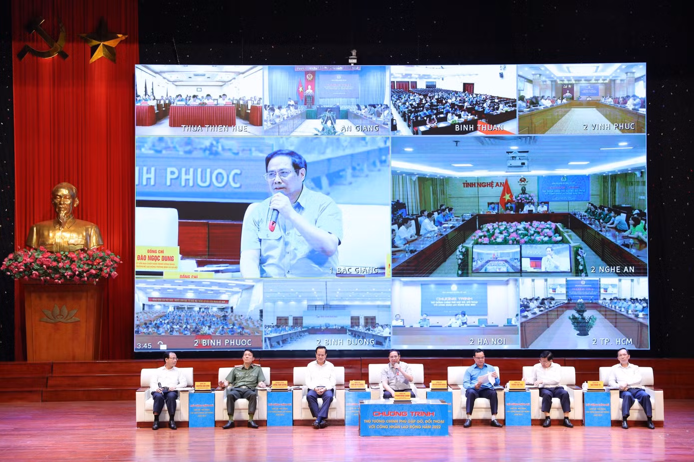 Thủ tướng Chính phủ Phạm Minh Chính trả lời các câu hỏi của công nhân lao động. Ảnh: Như Ý
