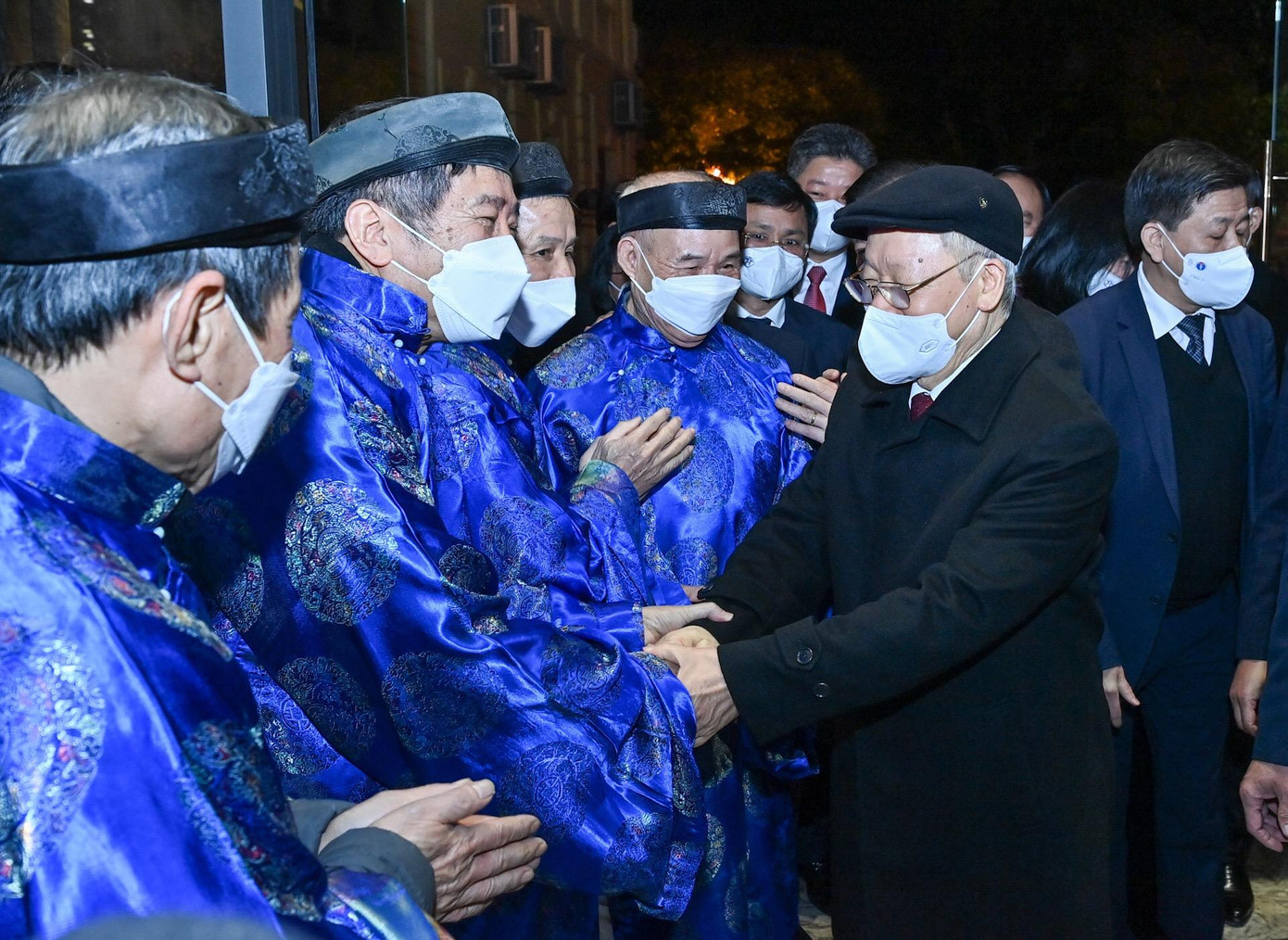 Tổng Bí thư Nguyễn Phú Trọng với các vị cao niên. Ảnh: Như Ý Tổng Bí thư Nguyễn Phú Trọng với các vị cao niên. Ảnh: Như Ý