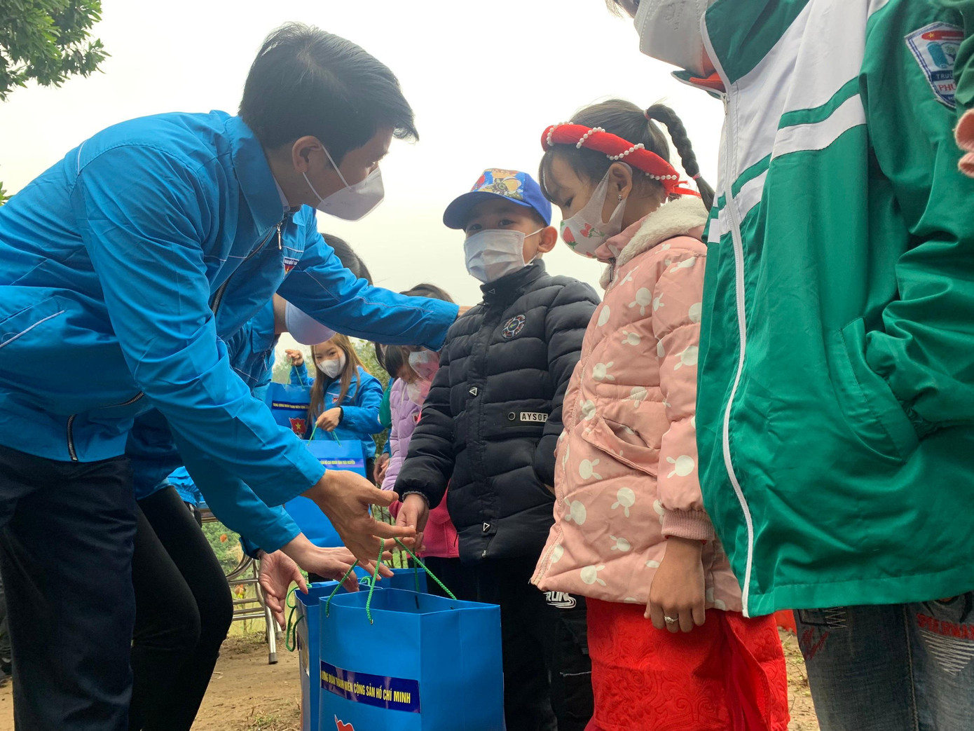 Sau lễ phát động thi đua chào mừng đại hội Đoàn các cấp tiến tới Đại hội Đoàn toàn quốc lần thứ XII, nhiệm kỳ 2022 - 2027 và Tết trồng cây &quot;Đời đời nhớ ơn Bác Hồ&quot; xuân Nhâm Dần năm 2022, các đại biểu lãnh đạo Đảng, Nhà nước, T.Ư Đoàn, tỉnh Thái Nguyên đã tổ chức các đoàn đi thăm, tặng quà các gia đình chính sách; đoàn viên, thanh thiếu nhi có hoàn cảnh khó khăn... Trong ảnh, Bí thư T.Ư Đoàn, Chủ tịch Hội Liên hiệp Thanh niên Việt Nam Nguyễn Ngọc Lương tặng quà các em nhỏ. Ảnh: Phan Hậu