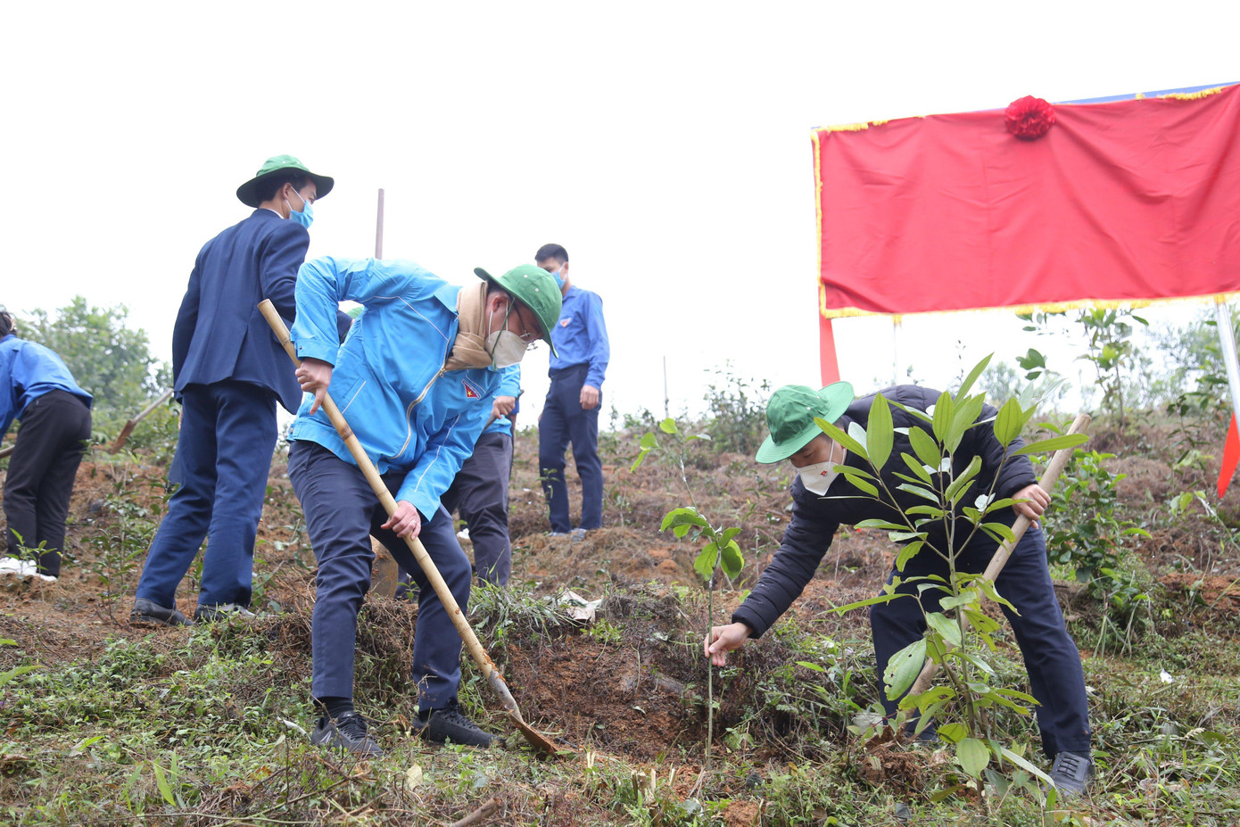 Bí thư T.Ư Đoàn Nguyễn Tường Lâm tham gia trồng cây trong chương trình trồng 1.200 cây và khánh thành biển công trình &quot;Đồi cây thanh niên phát triển kinh tế&quot; tại xã Phú Xuyên, huyện Đại Từ. Ảnh: Lâm Đăng Hải