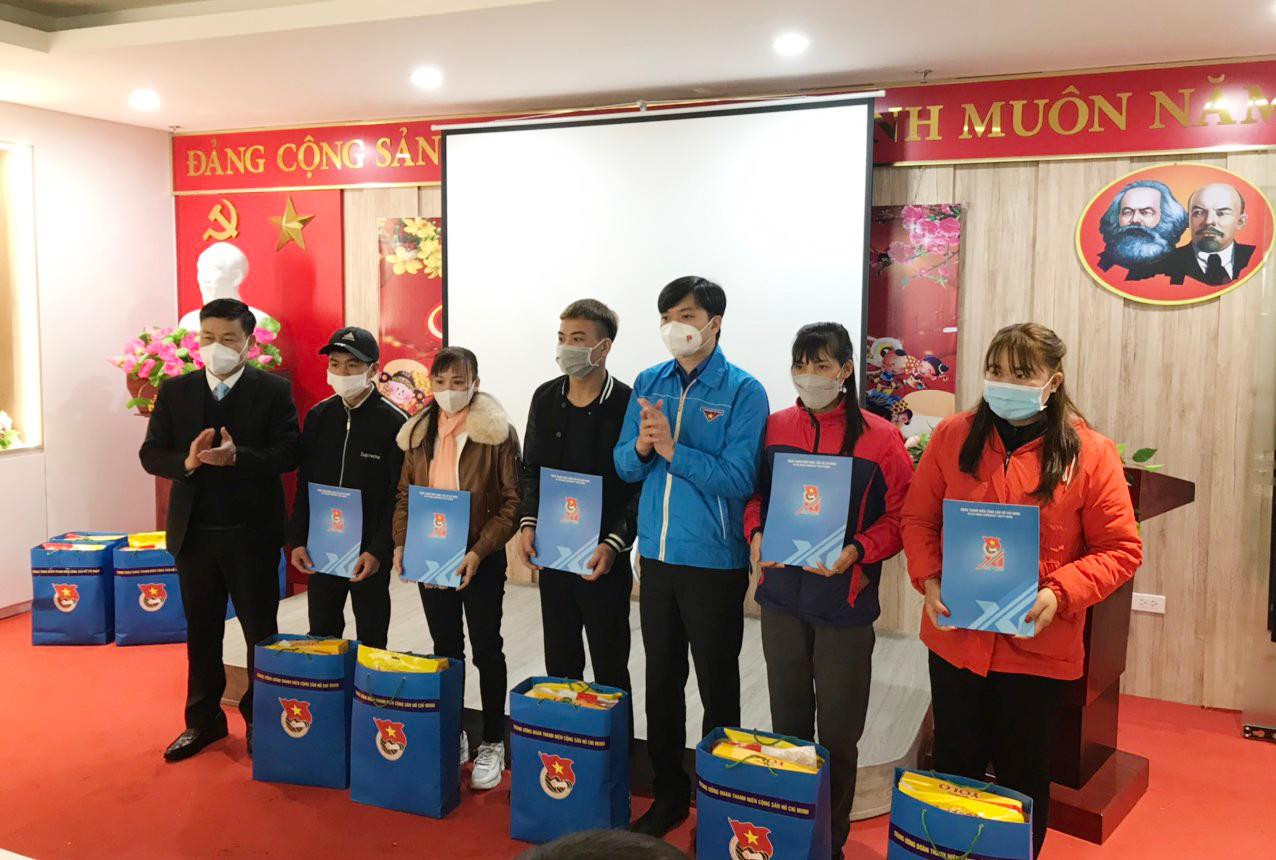 Bí thư T.Ư Đoàn, Chủ tịch Hội Sinh viên Việt Nam Nguyễn Minh Triết thăm, tặng quà đầu xuân cho công nhân Cty Thagaco JSC. Ảnh: Trường Phong