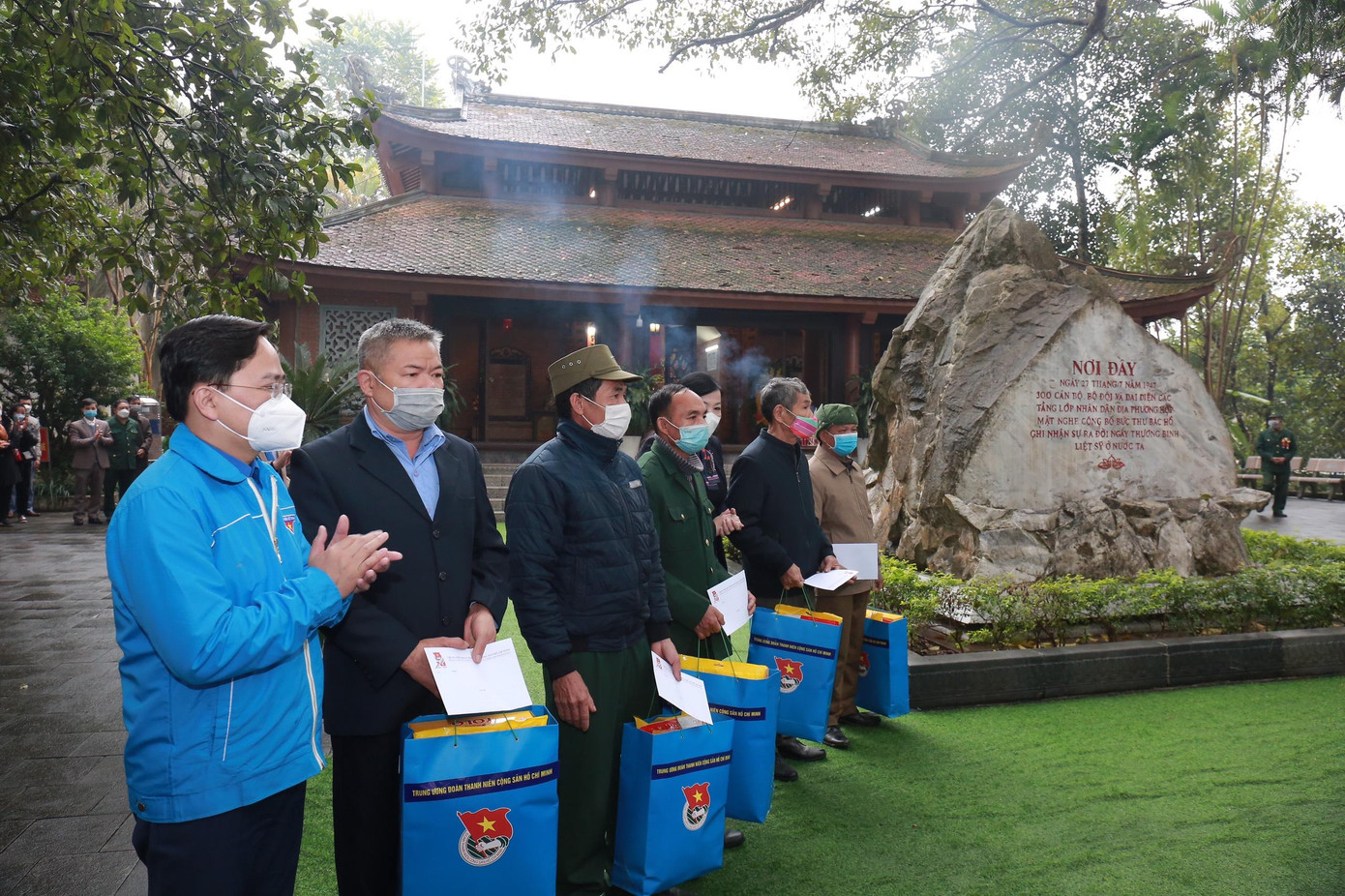 Bí thư thứ nhất T.Ư Đoàn Nguyễn Anh Tuấn tặng quà các cựu Thanh niên xung phong. Ảnh: Bảo Anh