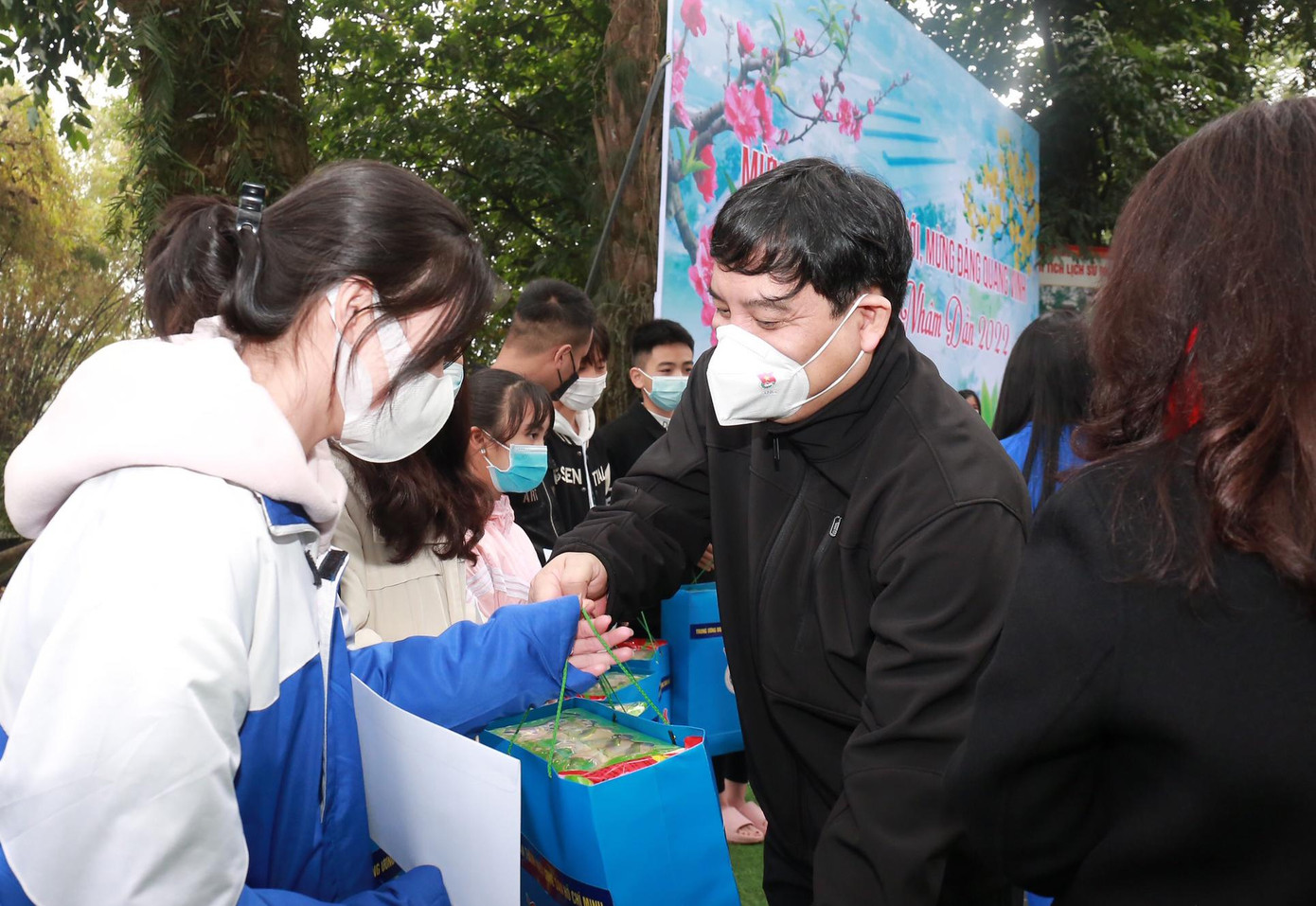 Chủ nhiệm Uỷ ban Văn hoá Giáo dục của Quốc hội Nguyễn Đắc Vinh tặng quà các học sinh có hoàn cảnh khó khăn trên địa bàn huyện Đại Từ. Ảnh: Bảo Anh