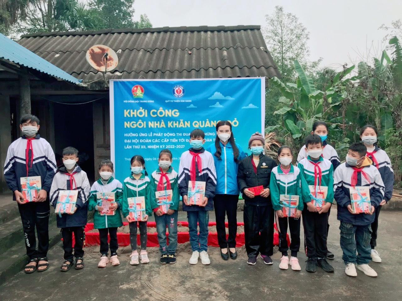 Bí thư T.Ư Đoàn, Chủ tịch Hội đồng Đội T.Ư Nguyễn Phạm Duy Trang tặng quà các em thiếu nhi có hoàn cảnh khó khăn tại lễ khởi công Ngôi nhà Khăn quàng đỏ cho em Đông Trùng Dương, lớp 8A1, trường THCS Yên Lãng, xã Yên Lãng. Ảnh: Ngọc Trang